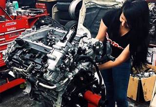 
Linda Chica Inspeccionando un Gran Motor