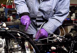 Chica Mecánica Femenina Haciendo Reparaciones