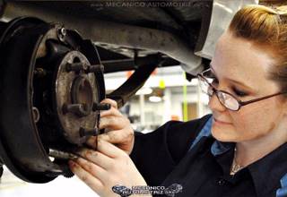 Chica Haciendo la Reparación del Sistema de Frenos