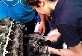 Mujer Realizando una Inspección de un Motor