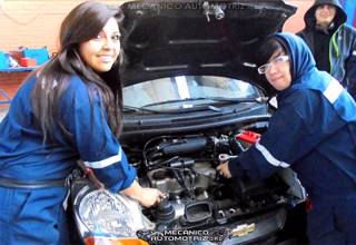 Mujeres Aprendiendo sobre la Mecánica Automotriz