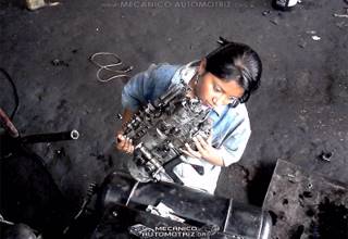 Señorita Ayudante en el Taller Mecánico Automotriz